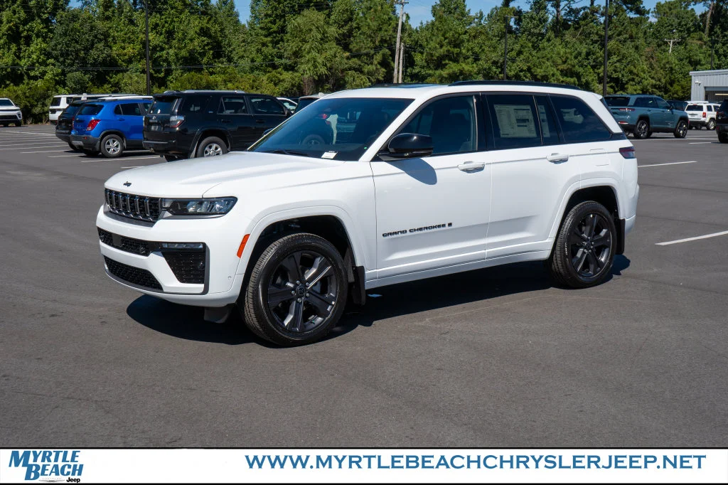 New 2027 Bright White Clear-Coat Paint Jeep Limited image 2