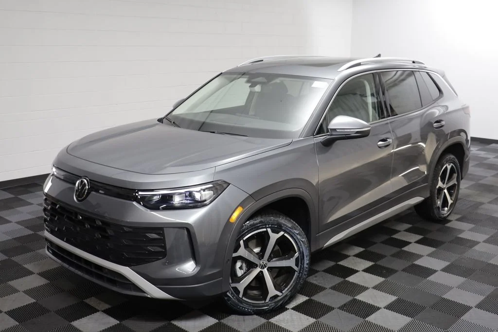 New 2026 Platinum Grey Volkswagen 2.0T SE image 2