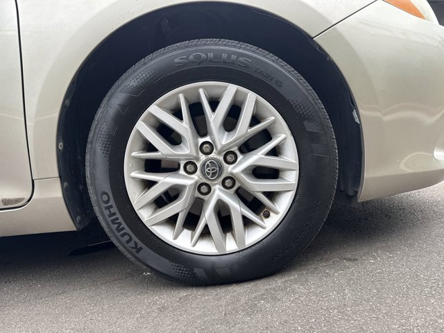 Used 2016  Toyota  image 10