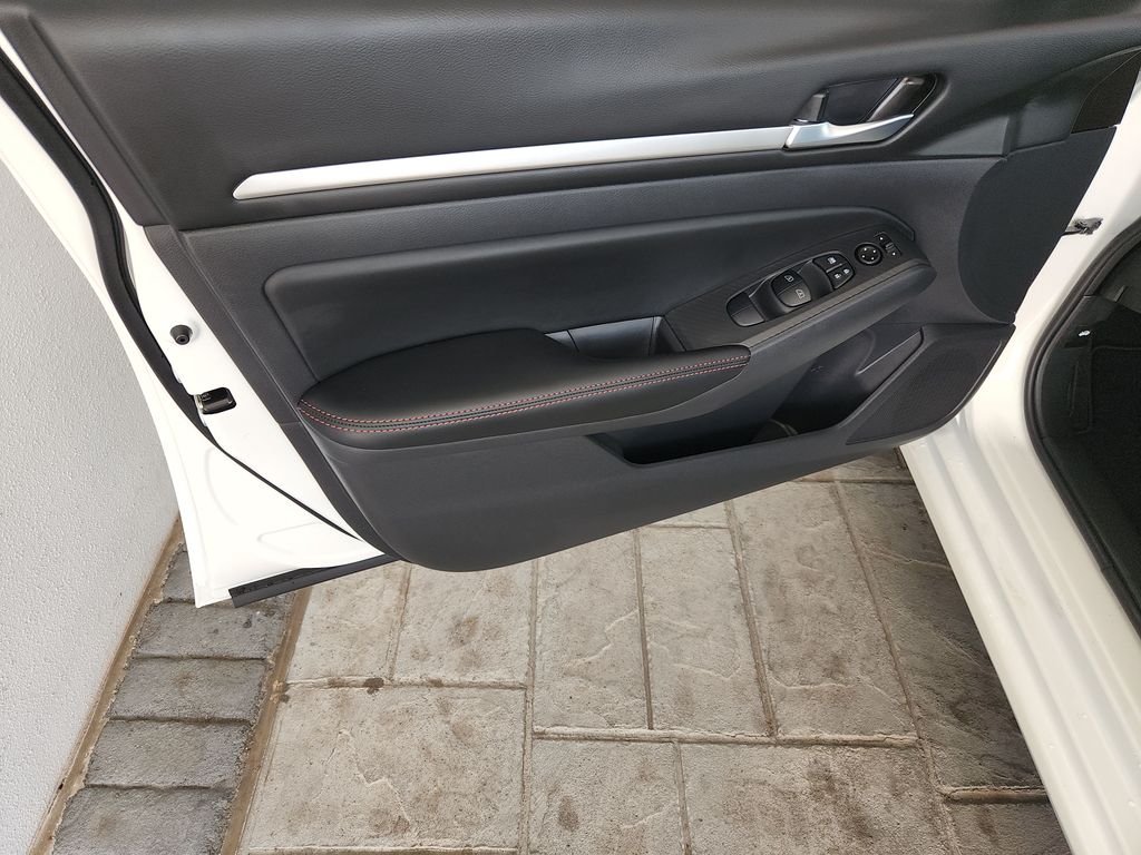 New 2026 Pearl White TriCoat / Super Black Two-tone Nissan 2.5 SR image 21