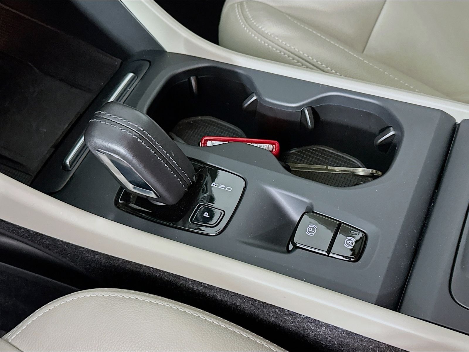 Used 2019 Amazon Blue Volvo Momentum image 16