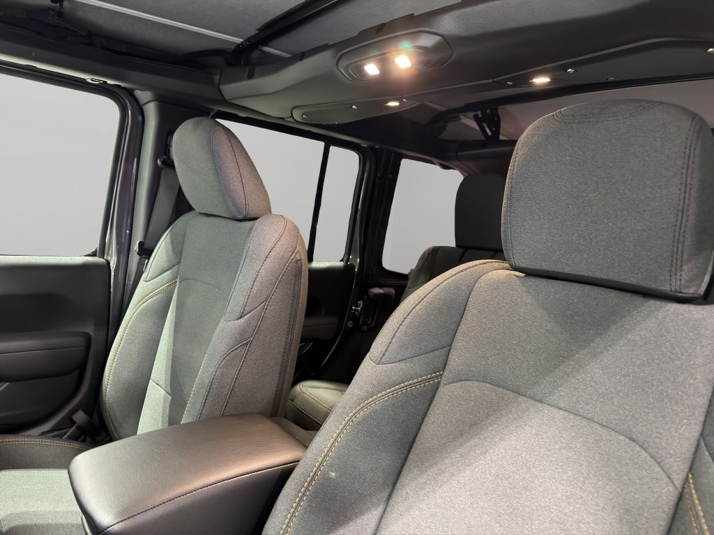New 2026 Granite Crystal Metallic Clearcoat Jeep Sport S image 4