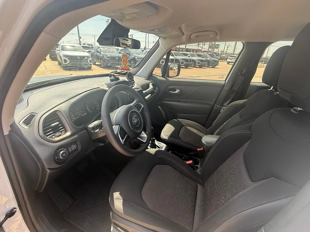 Used 2023 Alpine White Clearcoat Jeep Latitude image 10