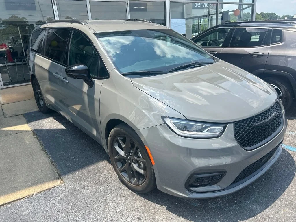 Used 2024 Ceramic Gray Clearcoat Chrysler Touring L image 9