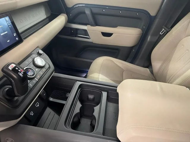 Used 2020 Tasman Blue Metallic Land Rover SE image 35