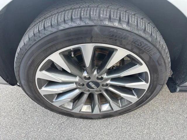 Used 2020 Silver Lincoln Reserve image 6
