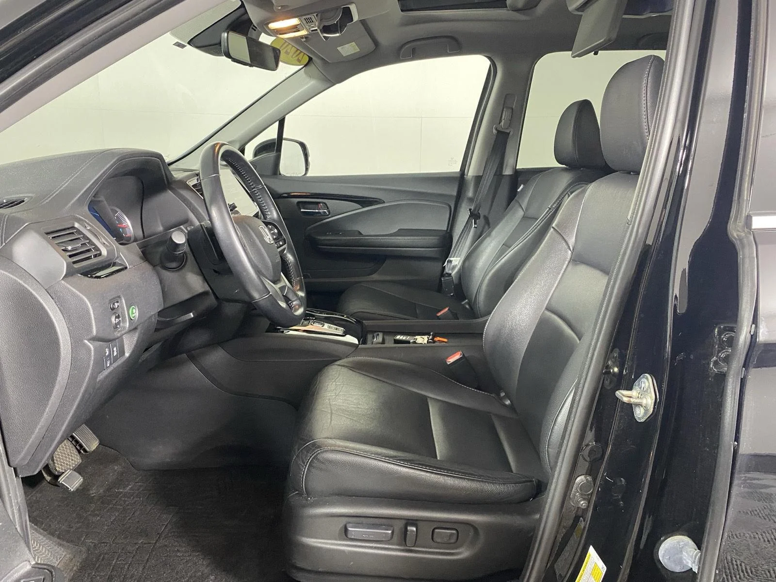 Used 2020 Crystal Black Pearl Honda Touring w/Rear Captain