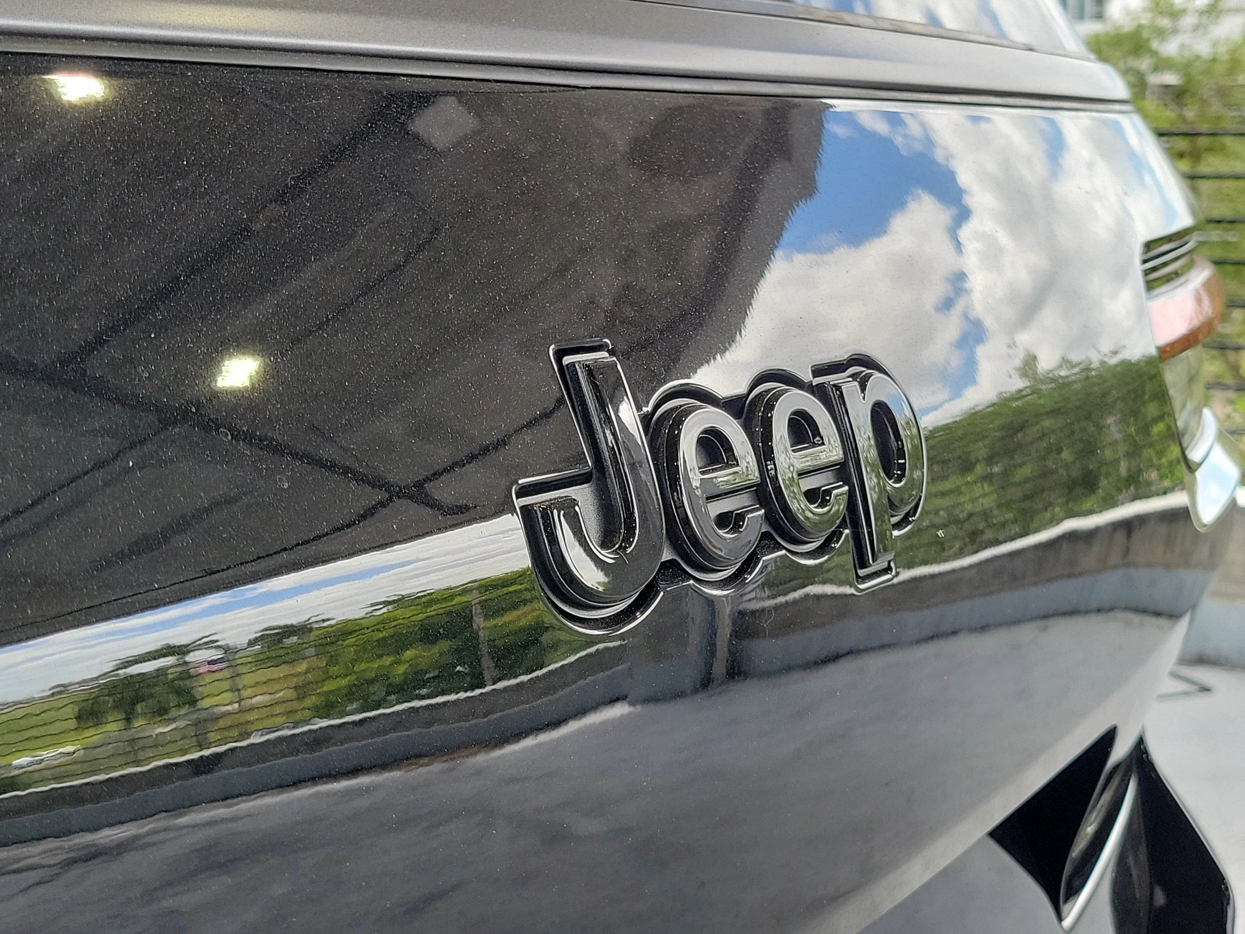 New 2026 Diamond Black Crystal Pearl-Coat Exterior Paint Jeep Laredo Altitude image 4