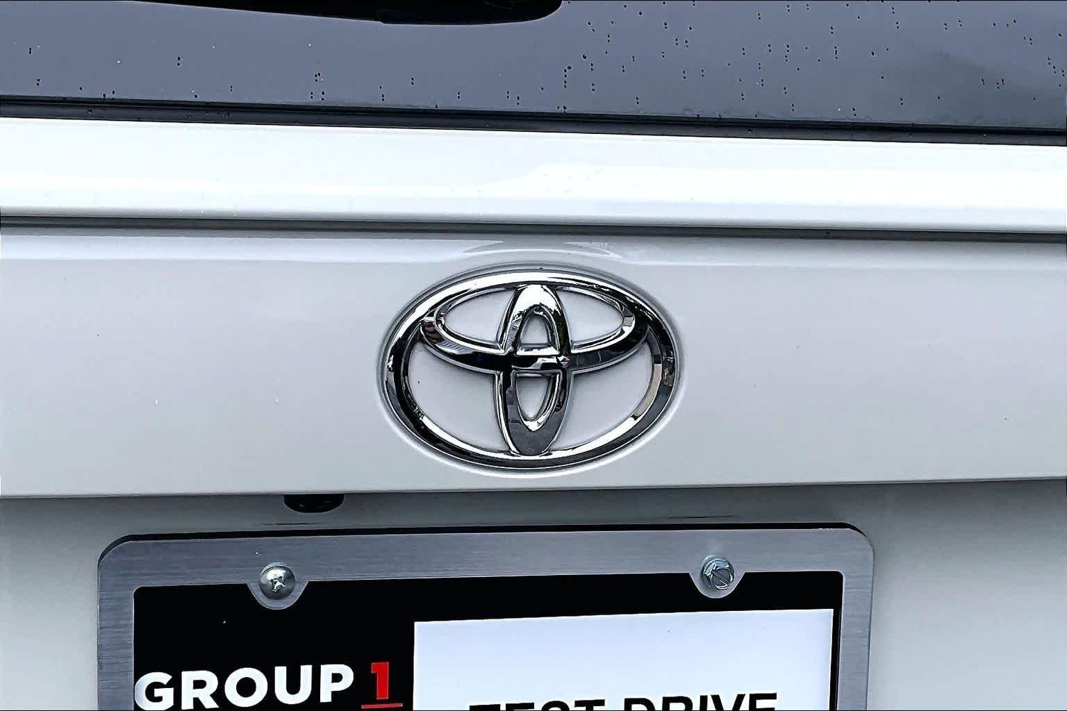 Used 2022 Blizzard Pearl Toyota XLE Premium image 31