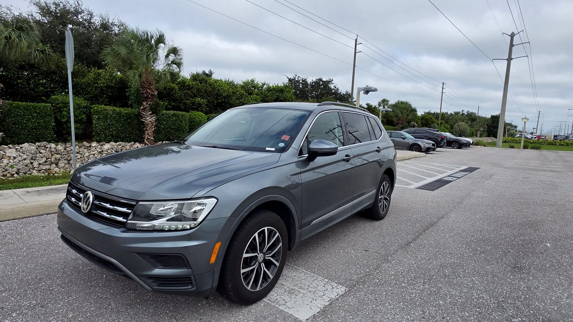Used 2020 Platinum Gray Metallic Volkswagen 2.0T SE image 1