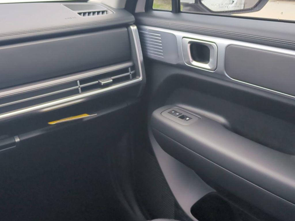 New 2027 Black Hyundai SE FWD image 21