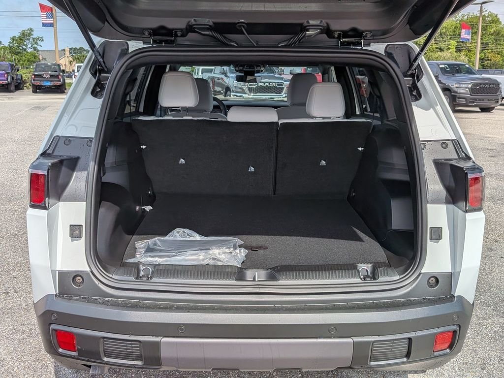 New 2026 Bright White Clear-Coat Exterior Paint Jeep Laredo image 29