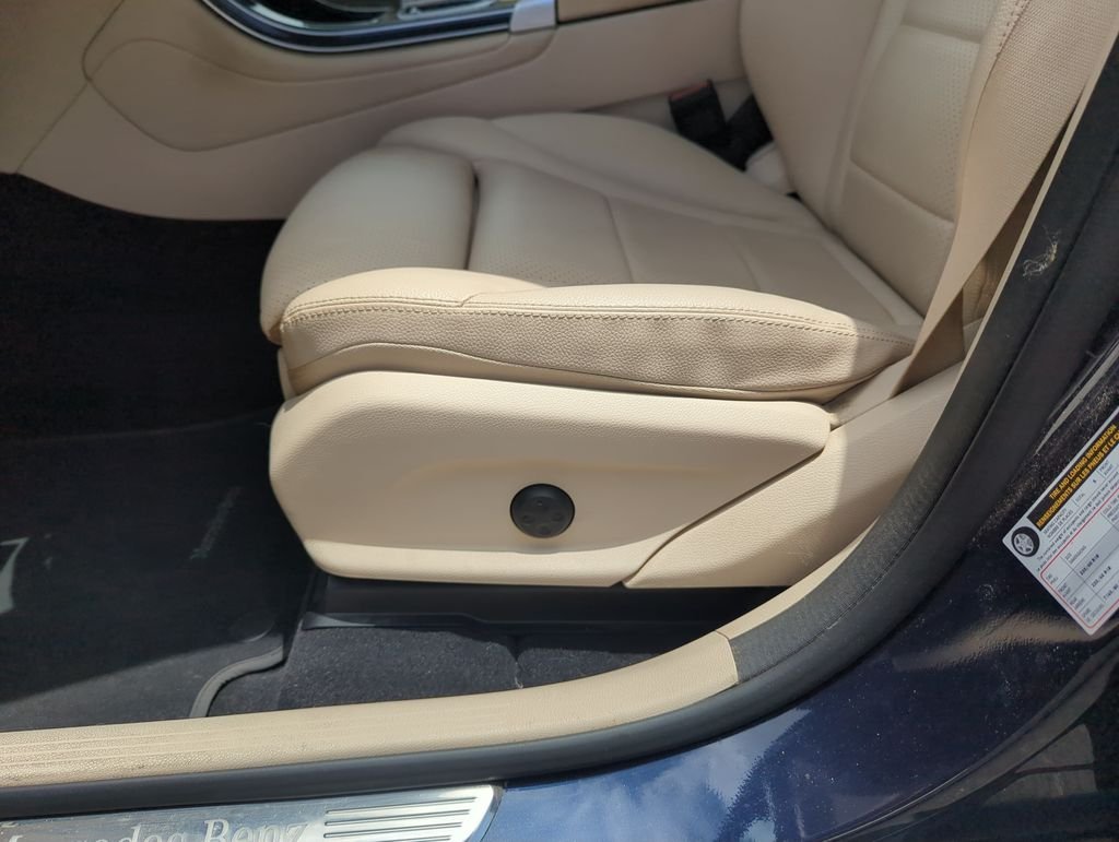 Used 2022  Mercedes-Benz GLC 300 image 13