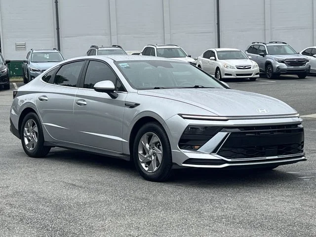 Used 2025 Silver Hyundai SE image 15