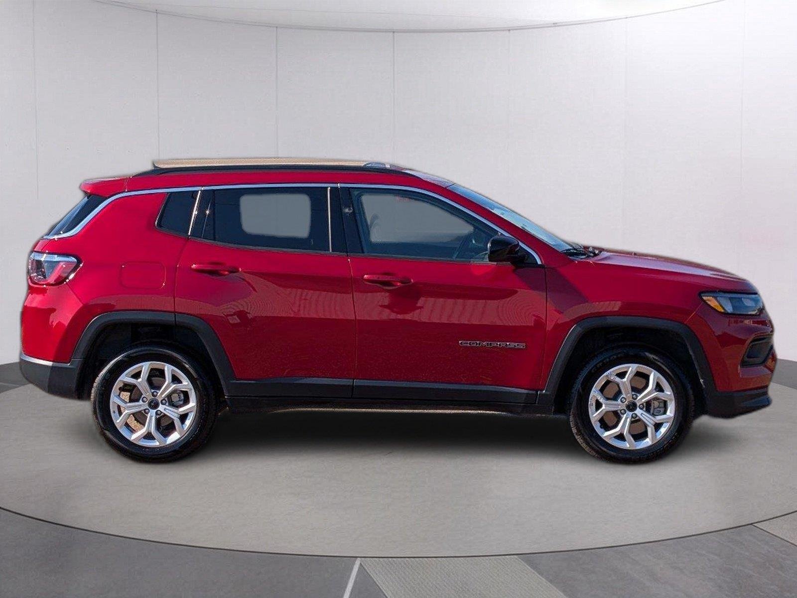 Used 2025 Red Hot Pearlcoat Jeep Latitude image 7