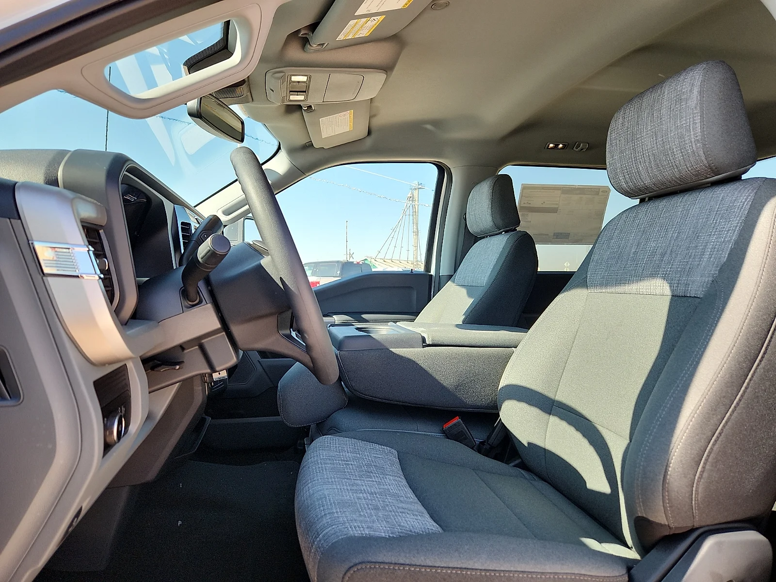 New 2027 Oxford White Ford XLT image 17