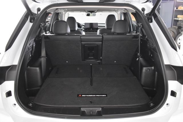 Used 2025  Mitsubishi SEL image 17