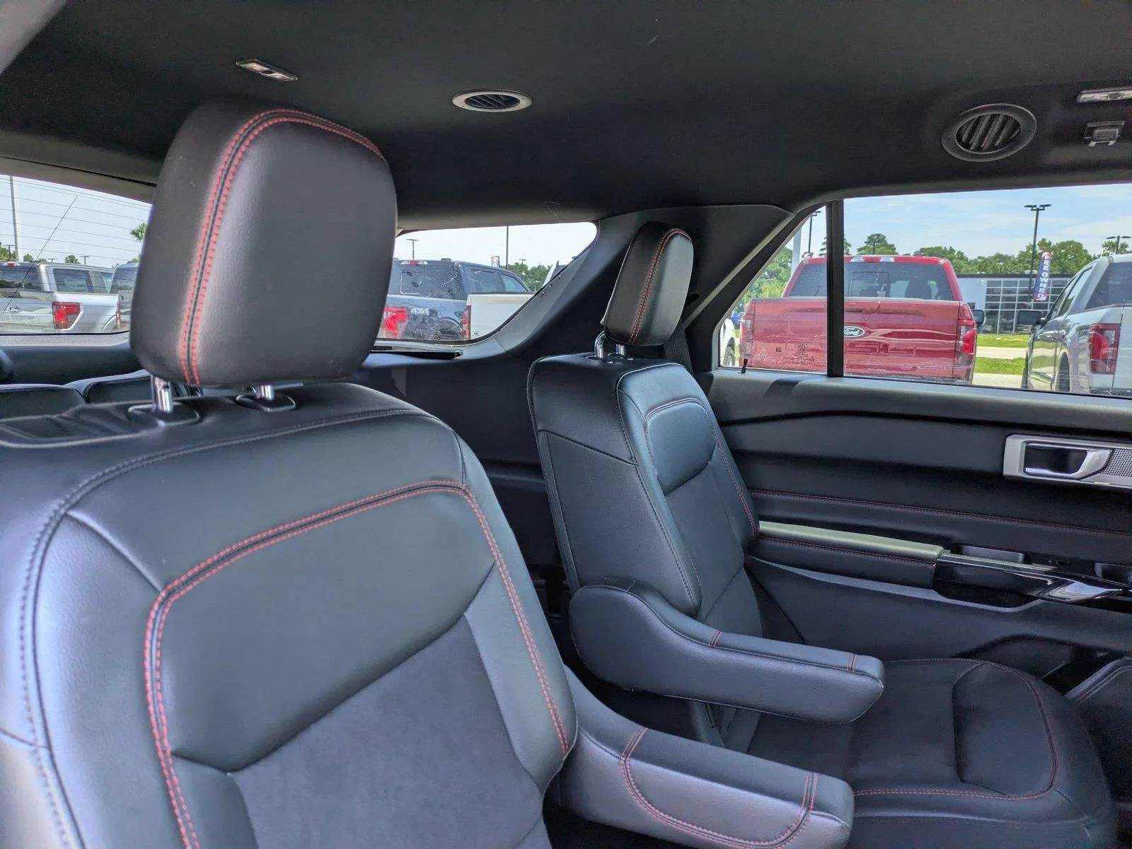 Used 2023 Star White Metallic Tri-Coat Ford ST-Line image 27