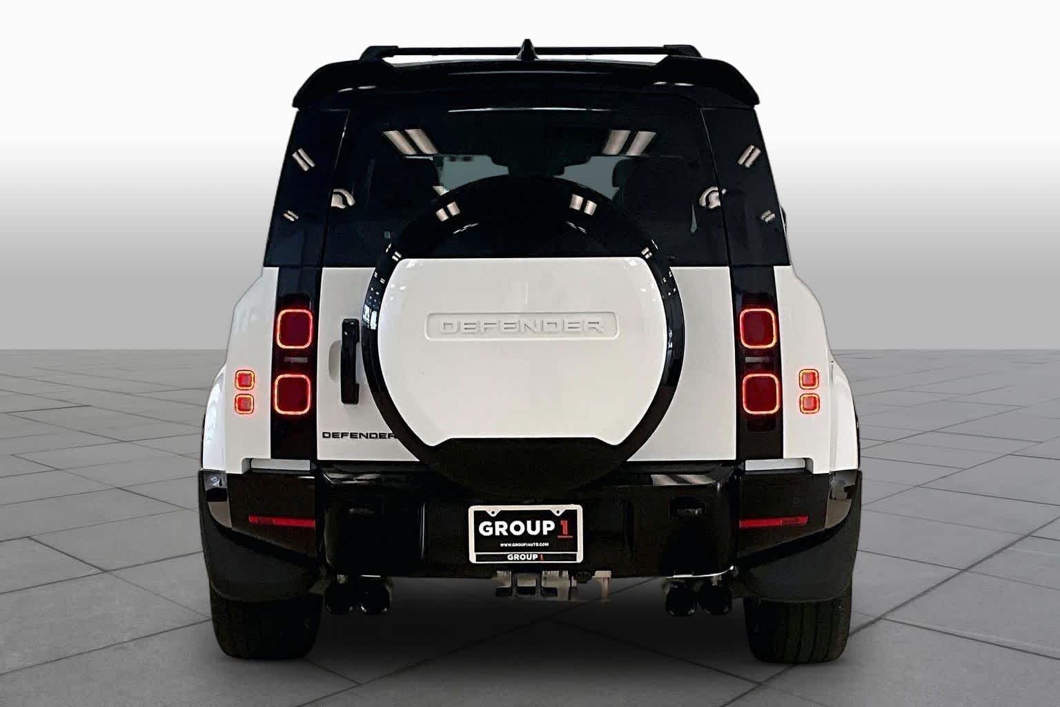 Used 2025 Fuji White Land Rover X-Dynamic SE image 4