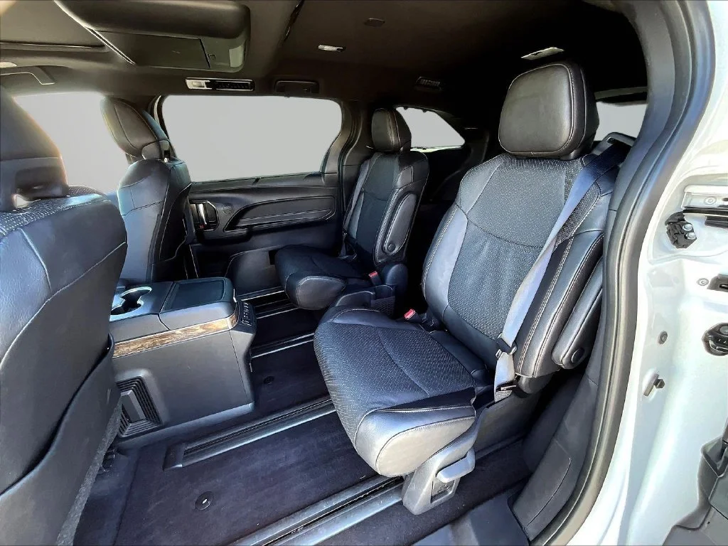 2025 Toyota Sienna Platinum - Photo 27
