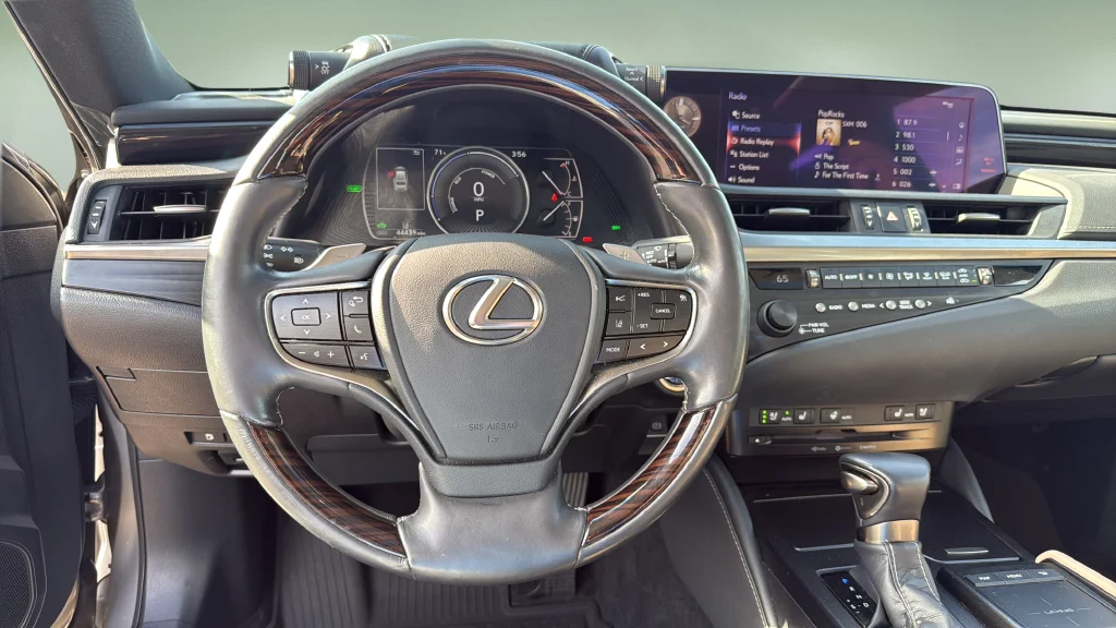 Used 2020 Silver Lexus 300h image 23