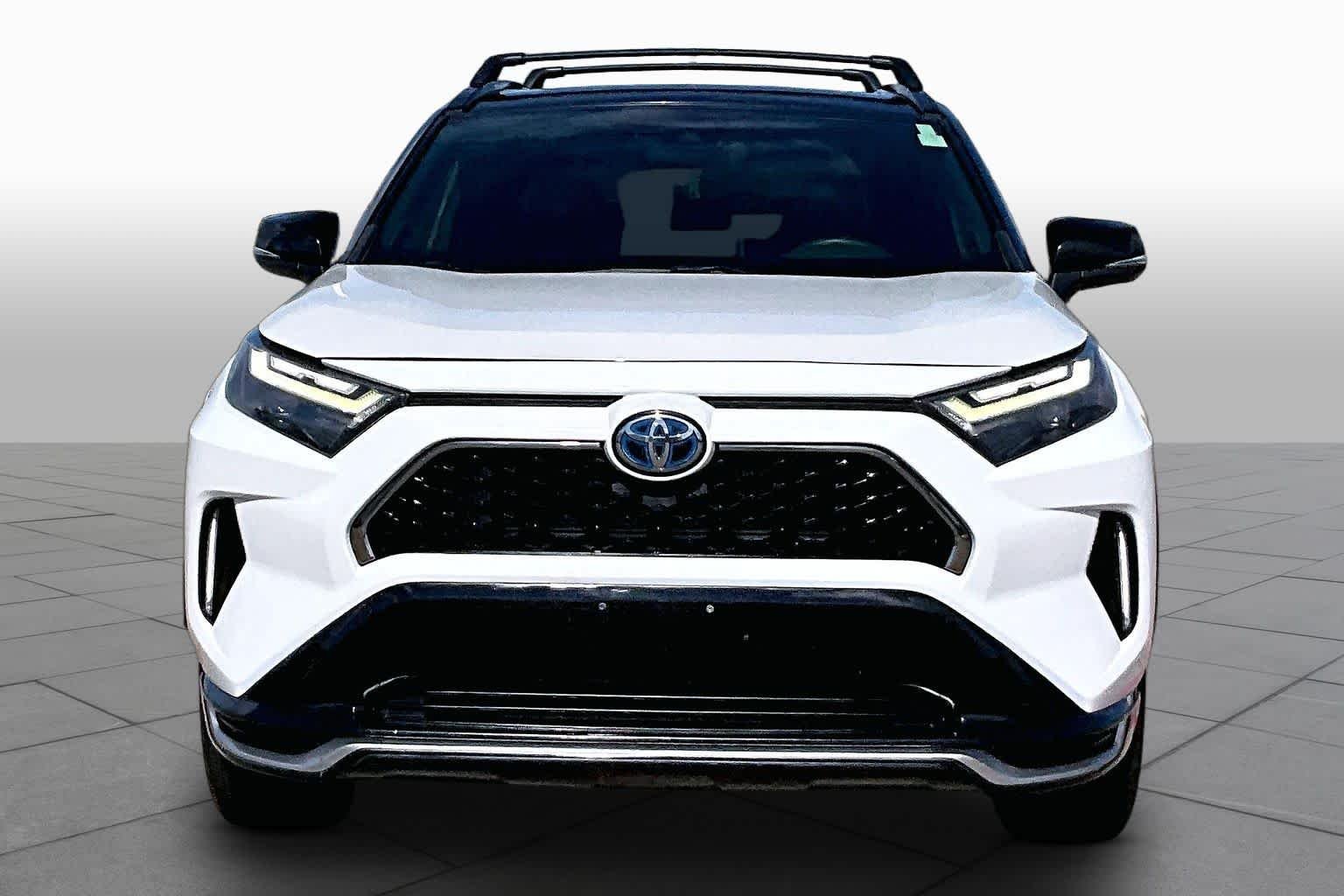 Used 2022 Blizzard Pearl/Midnight Black Metallic Toyota XSE image 4