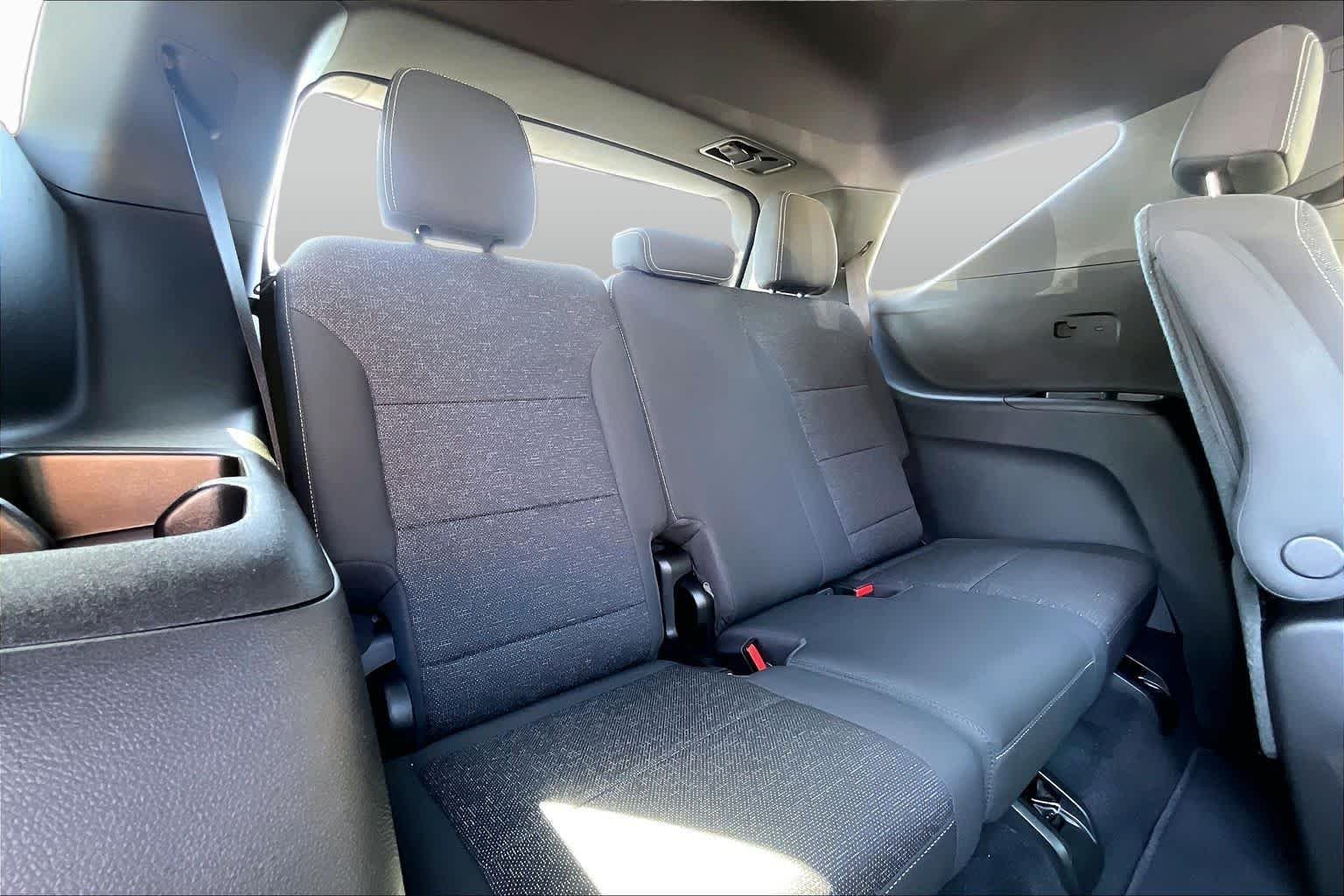 Used 2024 Summit White Chevrolet FWD LT image 27