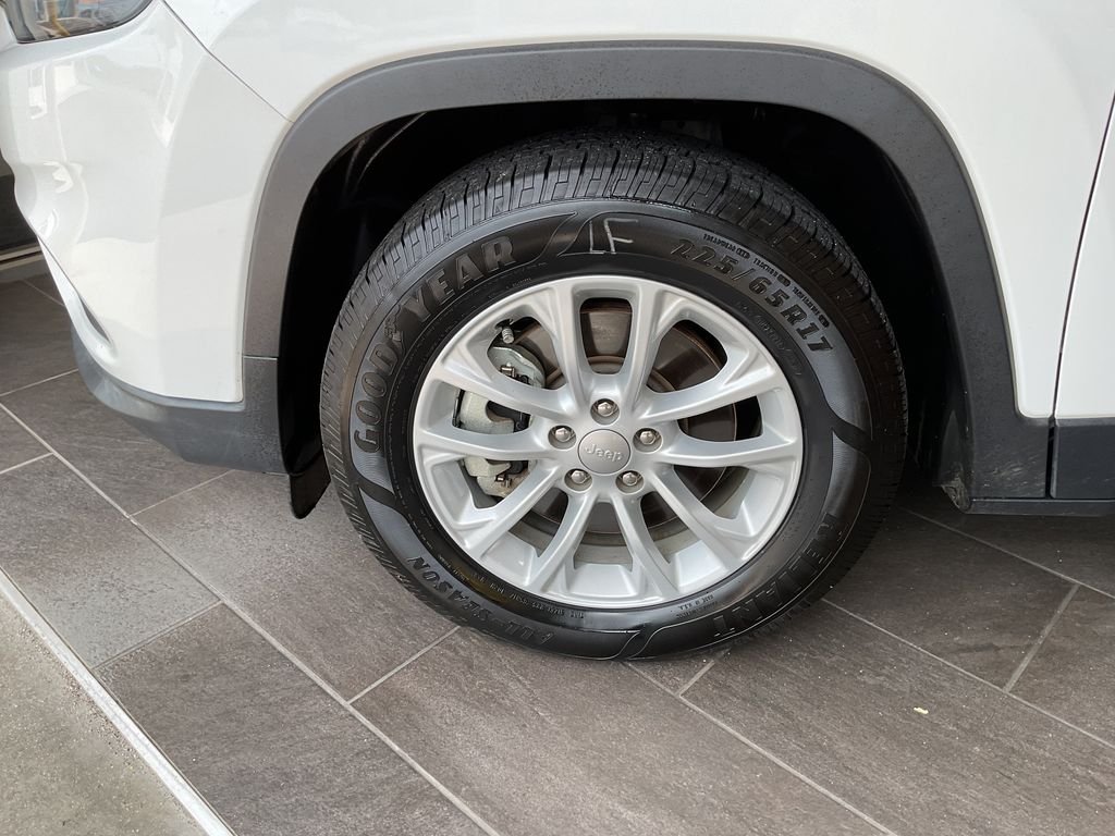Used 2022 White Jeep Latitude Lux image 4