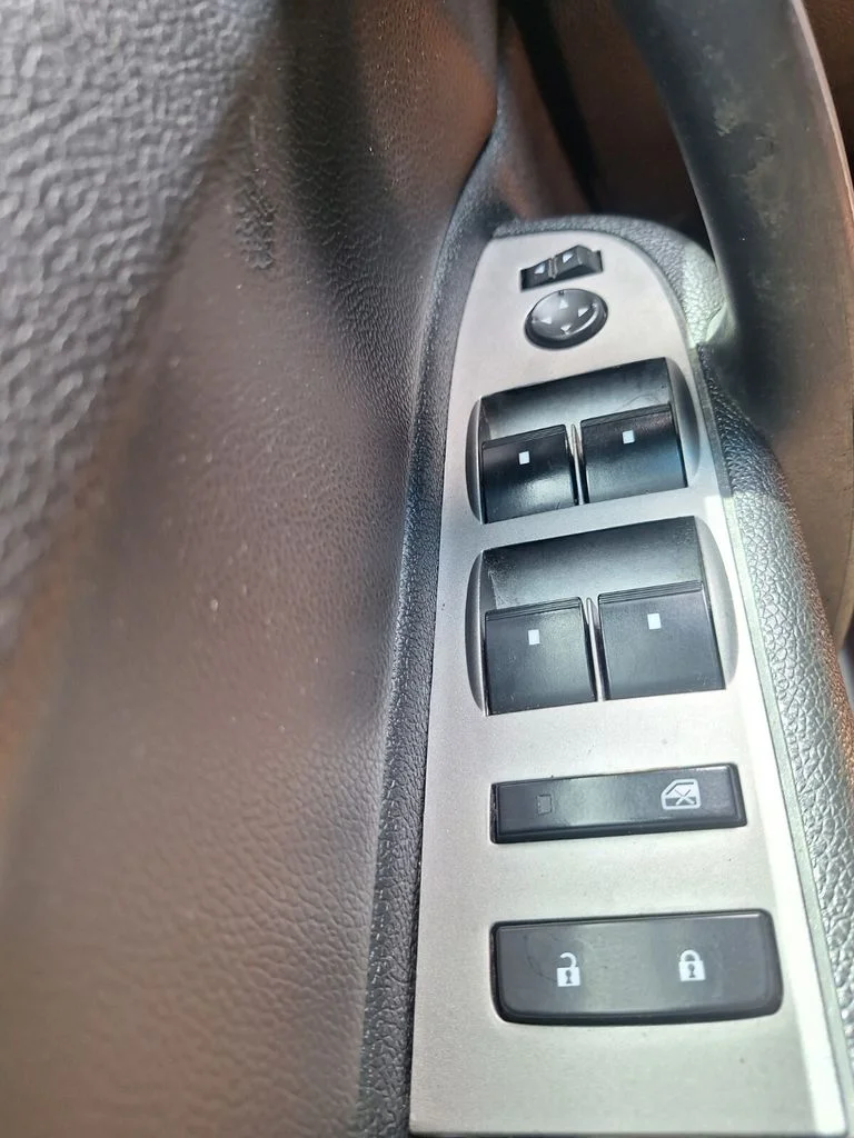 Used 2013 White GMC SLE image 16