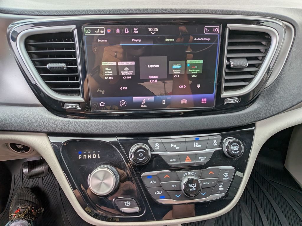 Used 2021 Silver Chrysler Touring L image 29