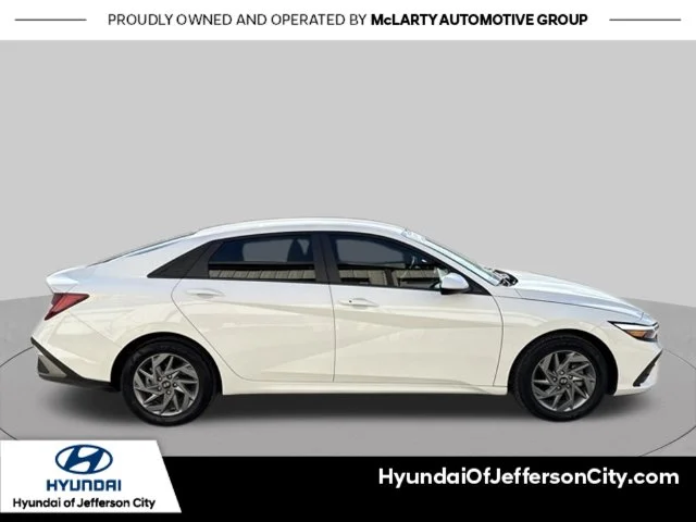 Used 2025 White Hyundai Blue image 8