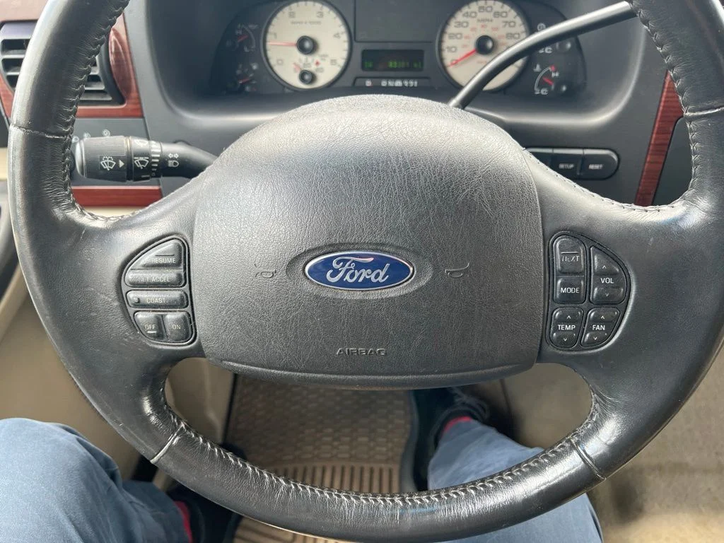 Used 2005 Red Ford  image 11