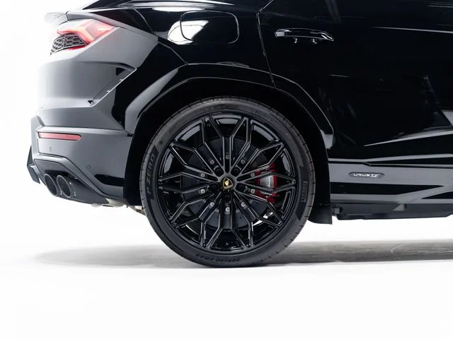 Used 2025 Black Lamborghini SE image 75
