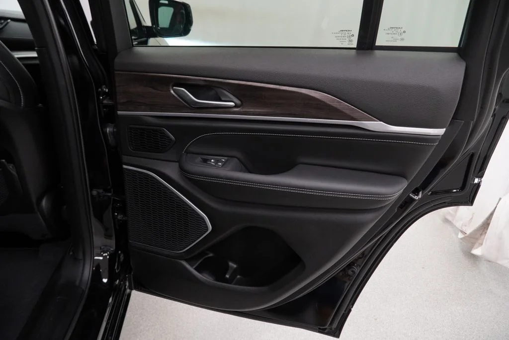New 2026 Diamond Black Crystal Pearl-Coat Exterior Paint Jeep Limited Reserve image 32
