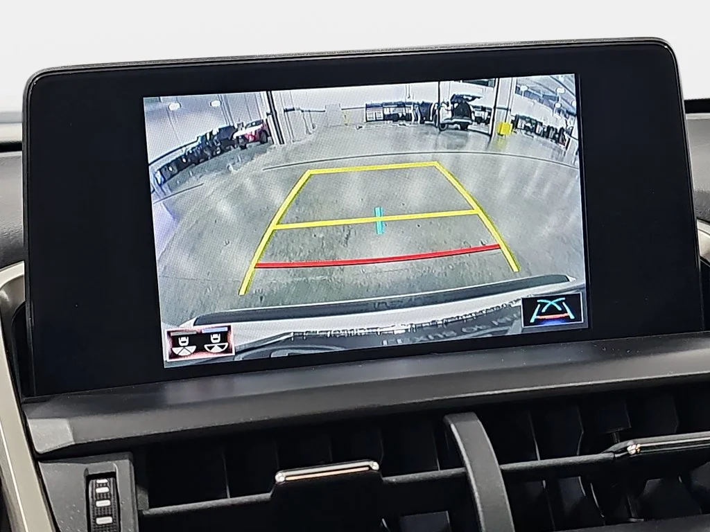 Used 2019 White Lexus 300h image 25