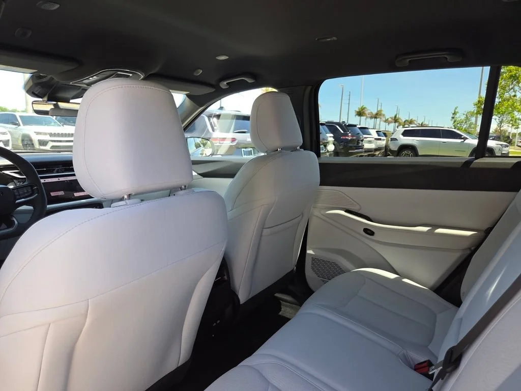 New 2026 Diamond Black Crystal Pearlcoat Jeep Laredo image 23
