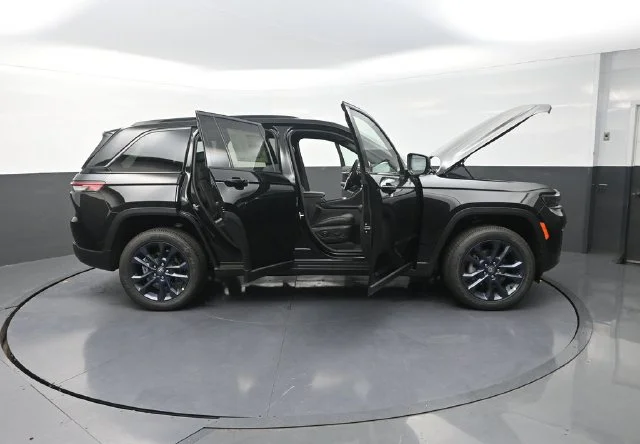 New 2026 Diamond Black Crystal Pearl-Coat Exterior Paint Jeep  image 35