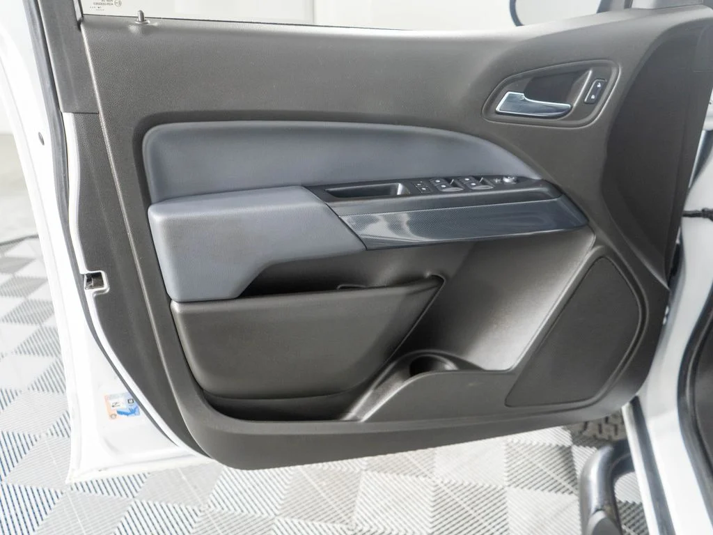 Used 2015 White Chevrolet Z71 image 23