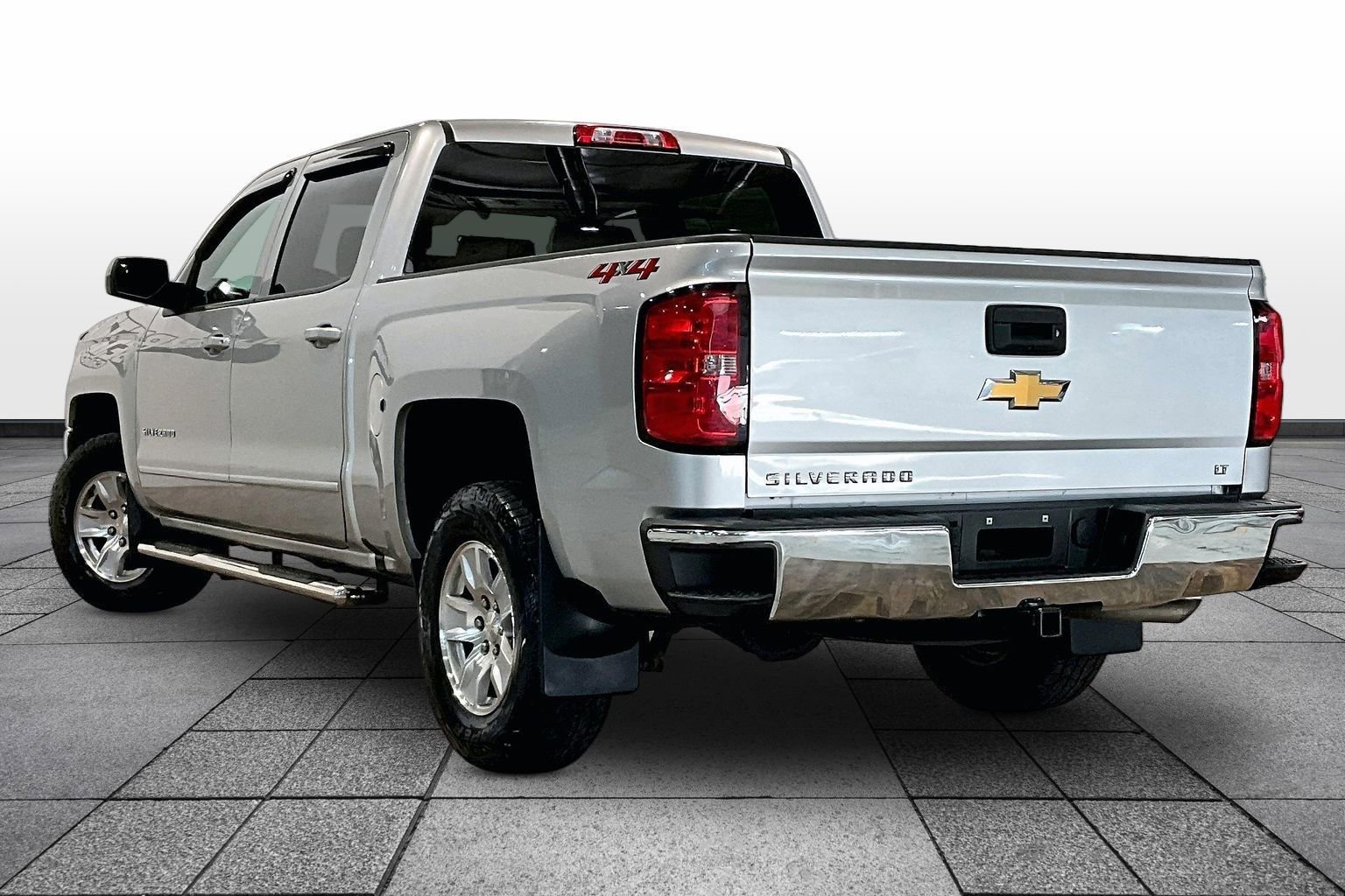 Used 2018 Chevrolet Silverado 1500 LT with VIN 3GCUKREC5JG565621 for sale in Bluefield, WV