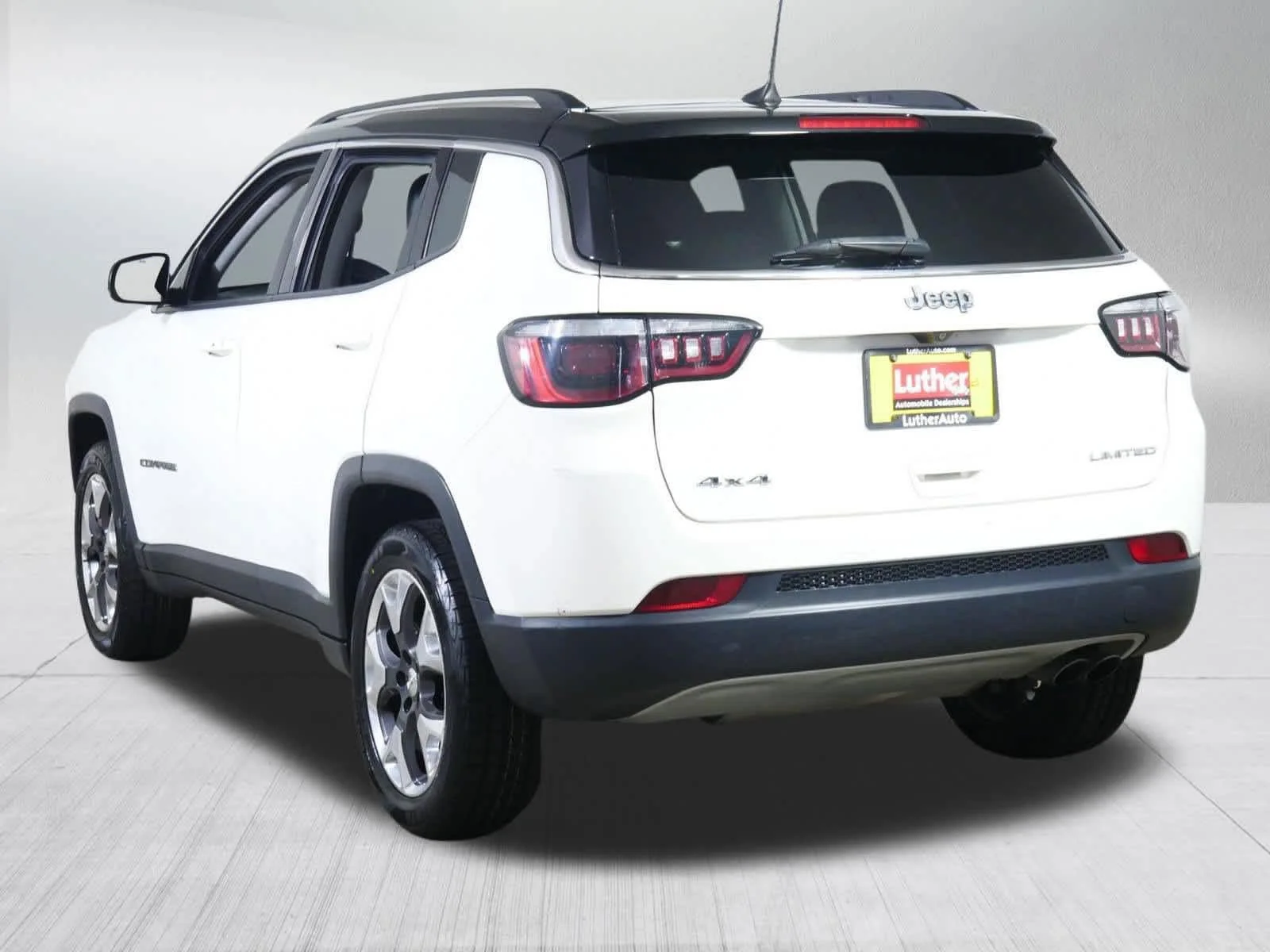 Used 2018 Billet Silver Metallic Clearcoat Jeep Limited image 5