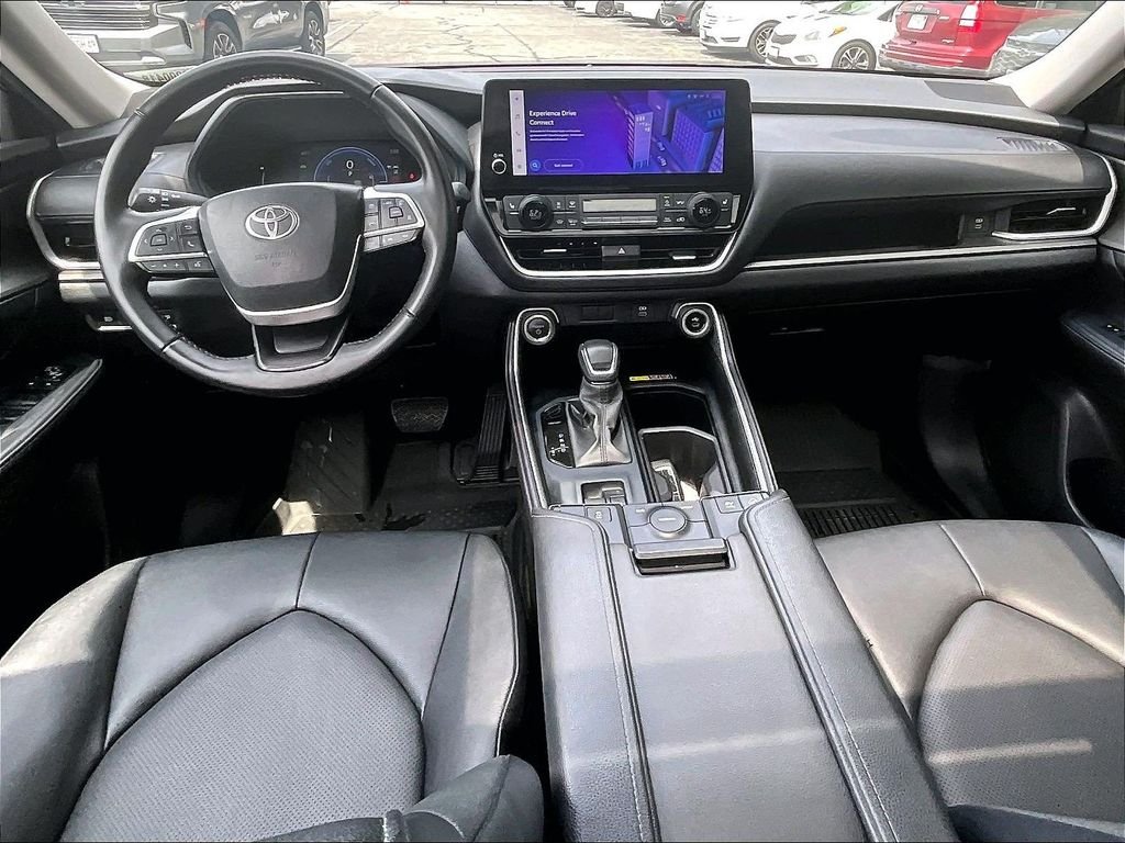 Used 2025 White Toyota XLE image 21