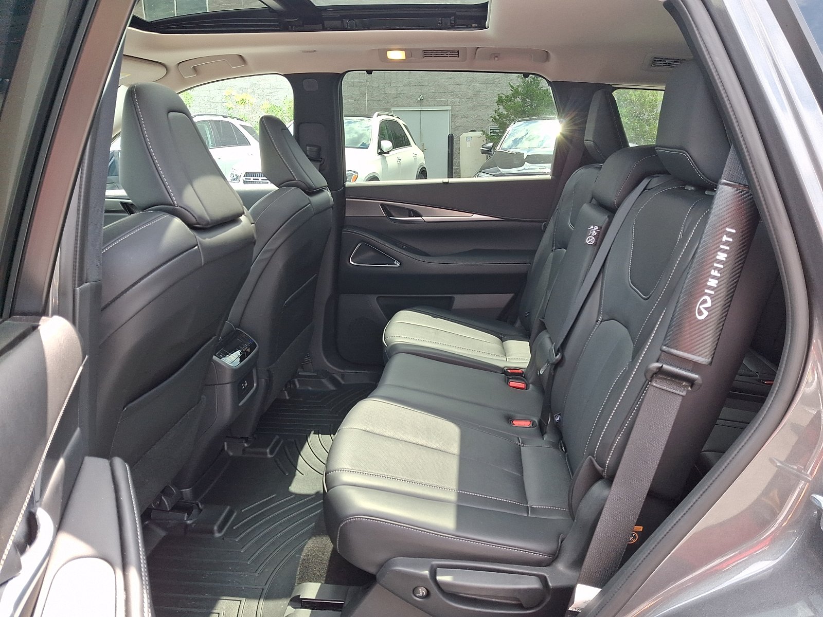 Used 2025 Graphite Shadow INFINITI LUXE AWD image 10
