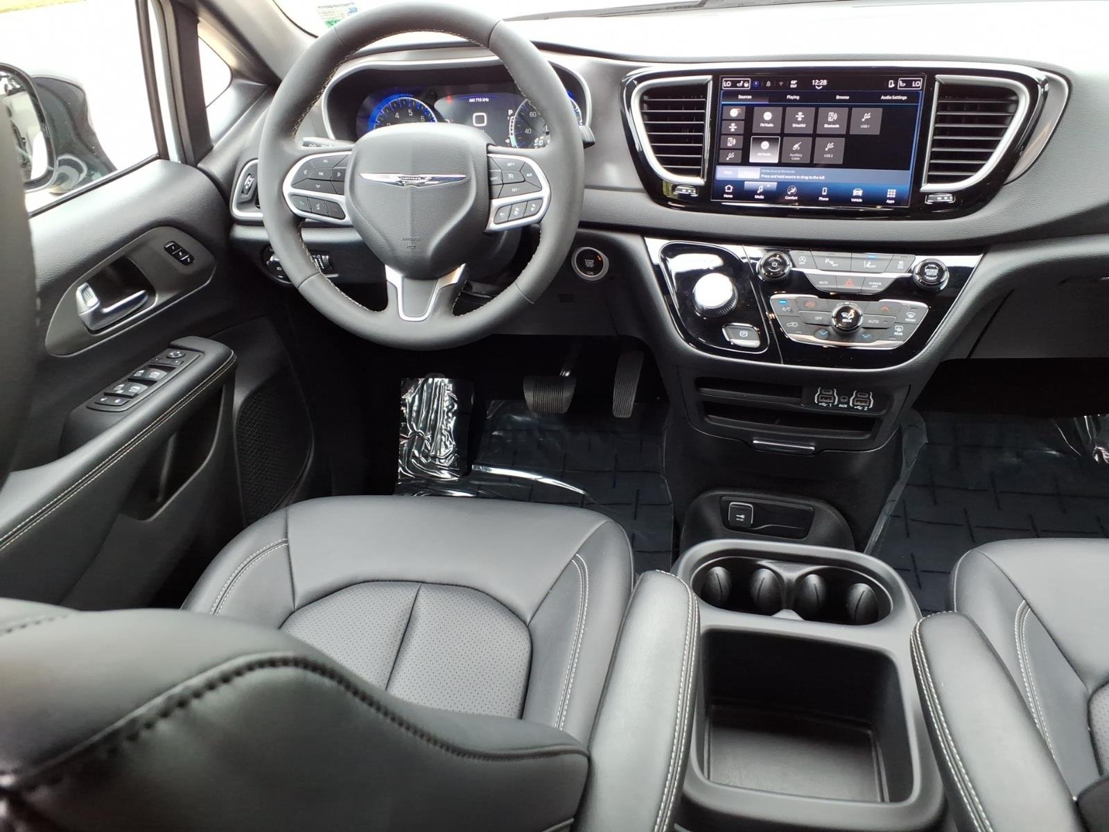 Used 2025 Bright White Clear Coat Chrysler Select image 4