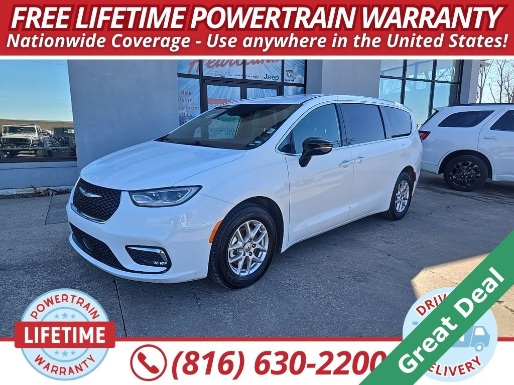 2025 Chrysler Pacifica Select's photo