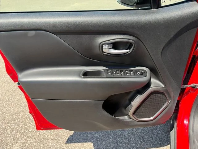 Used 2023  Jeep Latitude image 17
