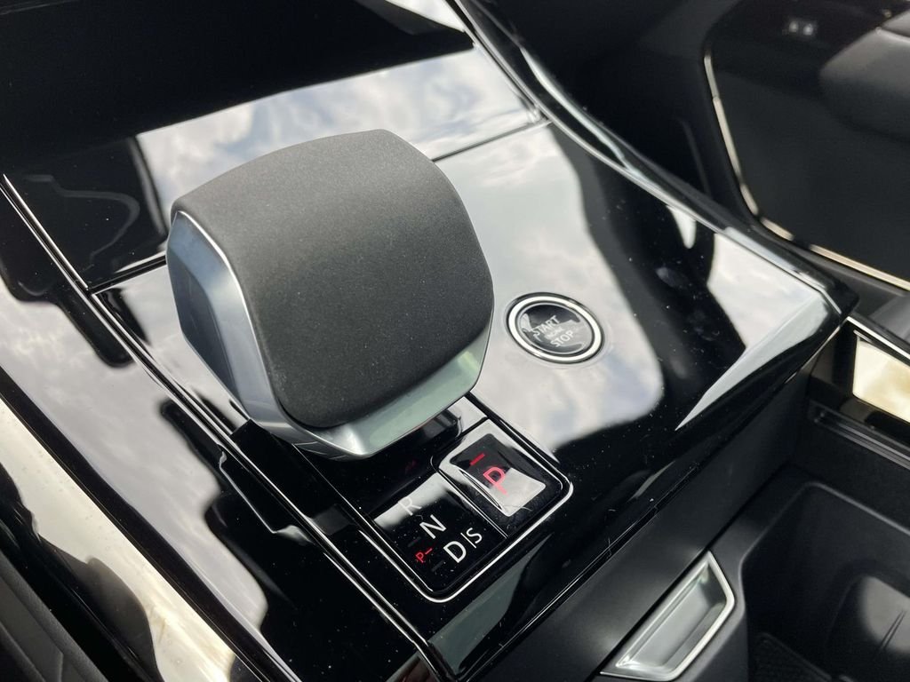 New 2026 Fuji White Land Rover Dynamic SE image 30