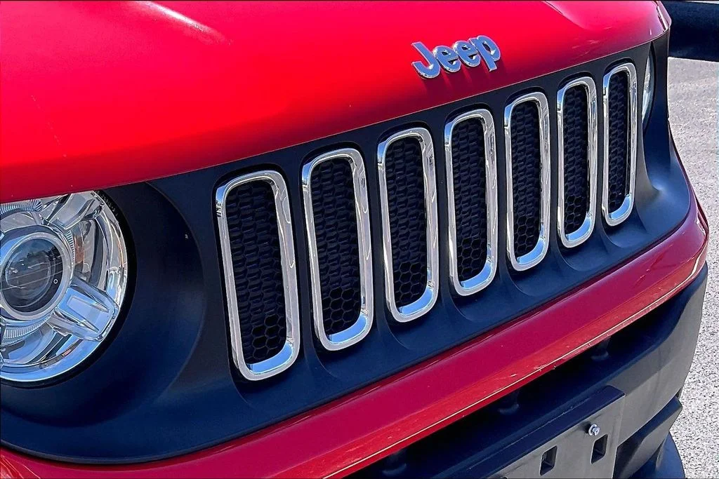 Used 2018 Red Jeep Latitude image 30