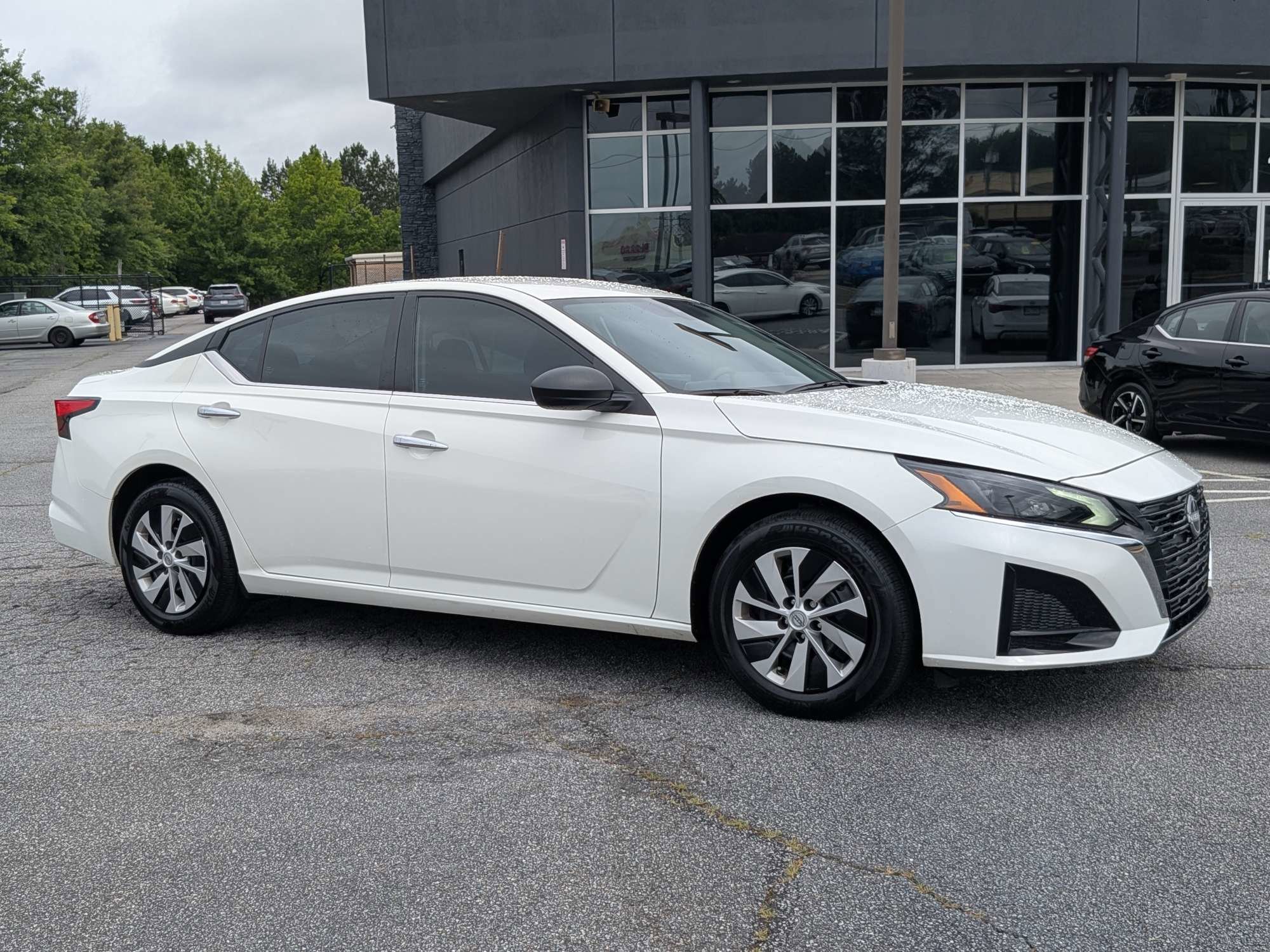 Certified Used 2025 White Nissan 2.5 S image 1