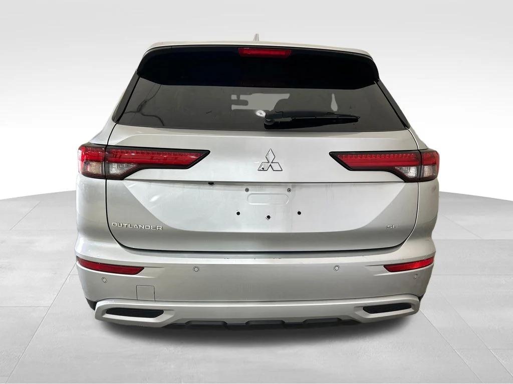 Used 2024 Silver Mitsubishi SE image 4