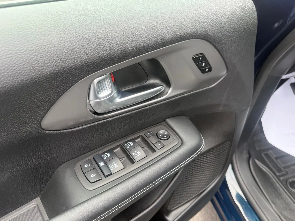 Certified Used 2025 Blue Chrysler Select image 13